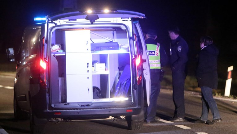 Vozač kombija jurio kod Siska i izazvao nesreću, poginuo je putnik